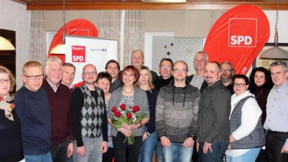 Bild: exb
Mindestens drei Sitze wollen die Kemnather Genossen im künftigen Stadtrat erobern. Angeführt wird die Liste von Bürgermeisterkandidatin Jutta Deiml (Mitte, mit Blumen). Anwesend waren bei der Nominierung auch die Kandidaten (von links) Hildegard Tretter, Hans Schindler, Elmar Högl, Martin Merkl, Roland Pfleger ("Roy"), Christa Sertl, Fabian Holl, Landratskandidat Thomas Döhler, Renate Pressler, Ortsvereinsvorsitzender Andreas Demleitner, Franz Josef Schöpf, Günter Deiml, Achim Schraml, Reinhard Heier, Martina Heier, Dorit Märkl und Stadtrat Wolfgang Weber.
