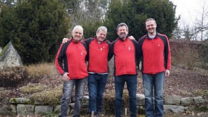 Bild: sgs
Die Stockschützen Hans Bayerl, Michael Zinkl, Johann Zinkl und Georg Stahl (von links) steigen in die Kreisoberliga auf