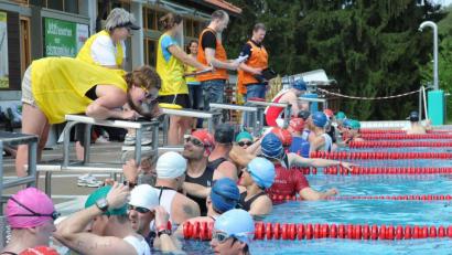 Archivbild: Alfred Schwarzmeier
Im Schwimmerbecken des Weidener Schätzlerbads warten die Teilnehmer auf den Start. Am 16. Mai gibt's eine Neuauflage des Sportwettbewerbs.