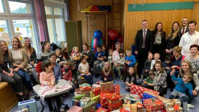 Bild: exb
Filialdirektor Christian Wolf (hintere Reihe, Fünfter von rechts) übergibt mit einigen Mitarbeitern die Geschenke an die Kindergartenkinder des HPZ Irchenrieth.