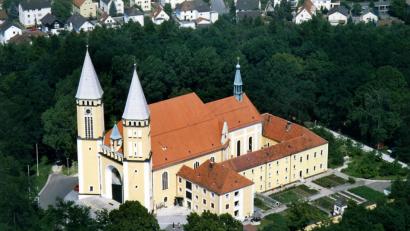 Bild: Gerhard Götz
Der Kreuzberg ist weit mehr als ein Wahrzeichen für Schwandorf. Zur Wallfahrtskirche „Unsere liebe Frau vom Kreuzberg“ pilgern Gläubige aus der ganzen Region.