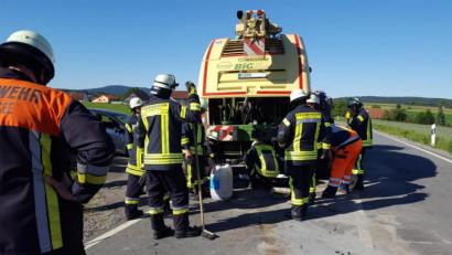 Bild: mmj
Dank ihrer Ausbildung und Übungen sind die Aktiven der Schönseer Wehr für die verschiedenen Einsatzszenarien gewappnet. So wie hier, als eine technische Hilfeleistung nach einem Verkehrsunfall zwischen Auto und Häcksler erbracht werden musste.