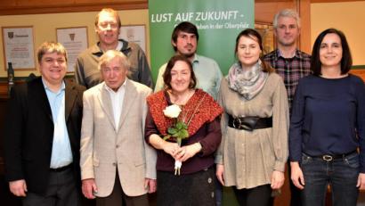 Bild: fz
Die Kandidaten der Grünen für die Kommunalwahl 2020 mit (vorne, von rechts) Daniela Sauer, Hanna Rau, Bürgermeisterkandidatin Anne Droste und Hans-Dieter Herrmann sowie (hinten, von rechts) Thomas Übelacker, Johannes Bröckl und Christian Droste. Bezirksvorsitzender und Bundestagsabgeordneter Stefan Schmidt (vorne, links) leitet die Aufstellungsversammlung.