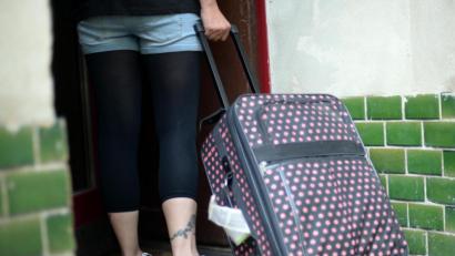 Bild: Britta Pedersen/dpa
Eine junge Frau geht mit einem Rollkoffer in ein Haus - das Landesamt für Statistik erwartet Rekordzahlen für Bayerns Tourismus 2019. Auch die Oberpfalz legt zu.