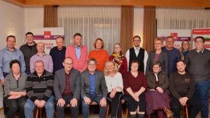 Bild: fjo
Mit einer kompletten Liste aus 28 Kandidaten geht der SPD-Ortsverein unter Spitzenkandidat Hans Maier (sitzend, Dritter von links) in die Wahlen zum neuen Moosbacher Marktrat.