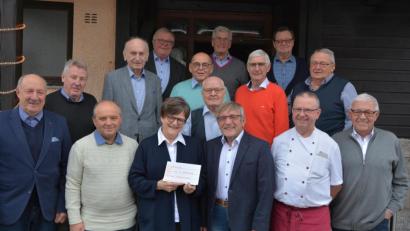 Bild: jr
Der Frühschoppenstammtisch der "Petersklause" um Sprecher Max Wittmann (erste Reihe, rechts) überreichte an Dr. Annemarie Schraml 920 Euro für die Aktion „Feuerkinder“ in Tansania.