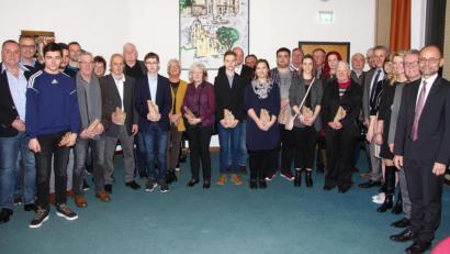 Bild: wro
Der Neujahrsempfang ist ein guter Anlass, herausragende Leistungen und das ehrenamtliche Engagement in den Vereinen zu würdigen. Die Auszeichnungen nahm Bürgermeister Toni Dutz (Zweiter von rechts) vor.