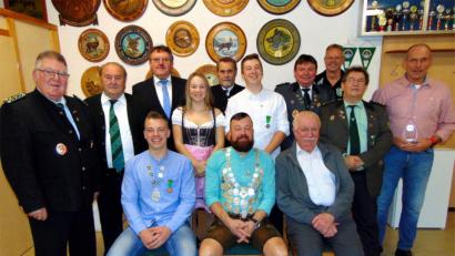 Bild: fnk
Die neuen Vereinsmeister und Würdenträger bei Eichenlaub Sorghof. (hinten, von links): Gauehrenschützenmeister Wolfgang Moll und Karl Federer, Bürgermeister Hans-Martin Schertl, Amelie Nutz, Schützenmeister Georg Schmer von Tell Vilseck, Benedikt Nutz, Schützenmeister Karl-Heinz Schöpf von Bergschütz Gressenwöhr, Hans-Jürgen Hüttner, Schützenmeister Alfred Forster und Thomas Pröls; sitzend (von links): Jugendkönig Jakob Nutz, Schützenkönig Michael Nutz und Aufgelegt-König Willi Herlitze.