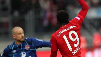 Bild: Daniel Karmann
Nürnbergs Torwart Felix Dornebusch und der Münchener Alphonso Davies (l-r.) in Aktion. Foto: Daniel Karmann/dpa