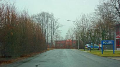 Bild: fjo
Die als Biotop kartierte Hecke (links) entlang der Straße Im Gstaudach (Mitte) gegenüber dem Dienstgebäude der Polizeiinspektion (rechts) fällt geplanten Betriebserweiterungen zum Opfer und wird nach einem einstimmigen Beschluss im Stadtrats aus dem Bebauungsplan entfernt.
