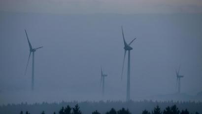 Archivbild: Karl-Josef Hildenbrand/dpa
Windräder ragen aus dem Nebel.
