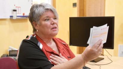 Bild: Gabi Schönberger
Sabine Birner, Vorsitzende eines Weidener Sportvereins, fiel aus allen Wolken. Mit ihrer Unterschrift überwiesen sich Betrüger fast 10 000 Euro nach Frankreich. Kein Einzelfall: Im Dezember häuften sich in der Oberpfalz Betrugsversuche.