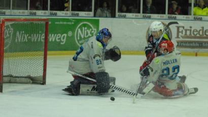 Bild: gb
Die Blue Devils verloren am Freitagabend das Derby gegen die Selber Wölfe mit 1:5. Hier hat der Weidener Stürmer Jakub Bitomsky gegen Goalie Niklas Deske und Verteidiger Dominik Müller das Nachsehen.