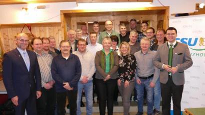 Bild: ga
An der Spitze der CSU-Kandidaten für den Marktgemeinderat steht Maximilian Beer (links), der sich wieder um das Bürgermeisteramt bewirbt. Landrat Thomas Ebeling lobte die Entwicklung der Gemeinde.