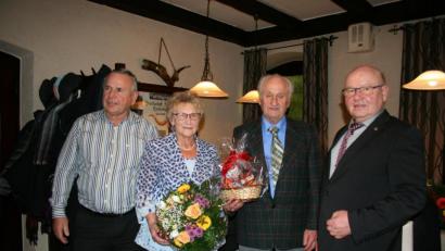 Bild: gpa
Mit einem Blumenstrauß für Sibylle und einem Brotzeitkörberl für Hans Trassl danken Vorsitzender Erwin Dromann (rechts) und Stellvertreter Fritz Gradl dem Ehepaar, das sich viele Jahre im Vorstand engagiert hat. Nun ziehen sie sich aus Altersgründen aus der Mitarbeit zurück. Die Vorsitzenden hoffen, dass die beiden der "Frohsinn"-Gesellschaft weiterhin als Mitglieder erhalten bleiben.