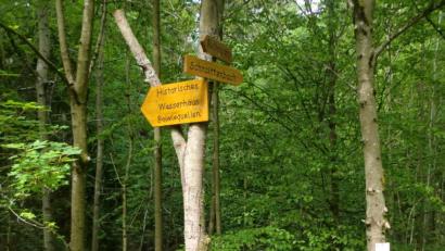 Bild: sh
Mit der Aufstellung eines Schilderbaumes am Eichenweg ist die Buchbergbeschilderung abgeschlossen.
Von links: Rainer Biller, Gerhard Häckl, Vorsitzende des Heimat- und Volkstumsvereins Manuela Wagner sowie Erwin Meier und Heinz Gebhardt.