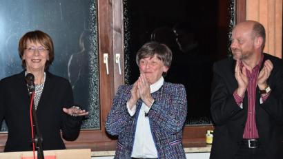 Bild: fjo
Mit lang anhaltendem Beifall bedanken sich Johannes Zeug und Vorsitzende Irmgard Bótha (von rechts) für die Wahlrede von Margit Kirzinger (links).