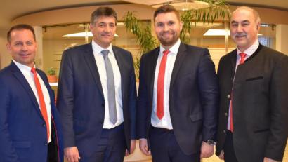 Bild: rgr
Thomas Wittmann (Zweiter von rechts) ist der neue Geschäftsstellenleiter der Sparkasse Grafenwöhr. Dazu gratulieren ihm Vorstandsvorsitzender Josef Pflaum (rechts) sowie Gerhard Hösl (von links) und Bürgermeister Edgar Knobloch.