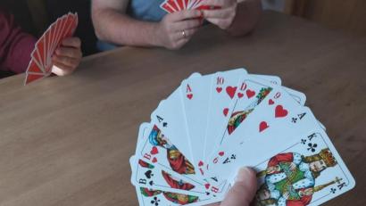 Bild: usc
An den für Schafkopfer ungewohnten Karten kann man erkennen, dass hier Skat gespielt wird. In diesem Fall hat der Spieler sogar einen sehr guten Grand auf der Hand.