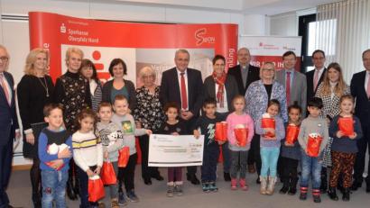 Bild: Kunz
Die Sparkasse Oberpfalz Nord hatte am Freitag die Spendierhosen an und erfreute Schulen, karitative und soziale Einrichtungen mit kräftigen Finanzspritzen.