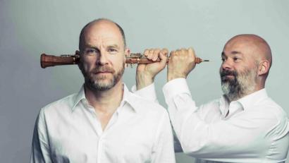 Bild: mmmusic/Guido Werner
Schauspieler Götz Schubert (links) schlüpft in dem außergewöhnlichen Musik/Hör/Spiel in die jeweiligen Rollen und bringt mit seinem wandlungsfähigen Spiel und seiner Stimme die verschiedenen Charaktere eindrucksvoll auf die Bühne. Für den passenden Soundtrack sorgt Manuel Munzlinger.