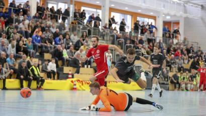 Bild: Michael Ott
Die SG Mitterteich II/Steinmühle belegte bei der Futsal-Kreismeisterschaft in Hof den zweiten Platz. Im Finale unterlagen die Stiftländer dem FC Waldstein im Sechsmeter-Schießen. Hier fliegt Mauricio Göhlert im Gruppenspiel gegen die SG Regnitzlosau über den gegnerischen Torwart.