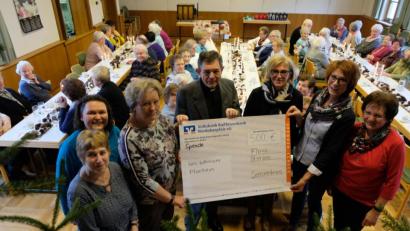 Bild: le
„Ihr seid großartig“, dankt Pfarrer Max Früchtl, als er die Spende vom Katholischen Seniorenkreis entgegennimmt.