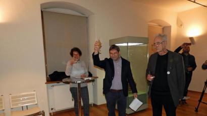 Bild: Winkler
Beim Neujahrstreffen im Keramikmuseum stoßen Museumsleiterin Stefanie Dietz, Konstantin Thomas von den „Keramischen“ und KV-Vorsitzender Wolfgang Herzer (von links) auf ein erfolgreiches Kulturjahr 2020 an.
