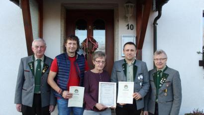 Bild: soj
Bild zeigt die Geehrten:
v.li. Vorsitzender Reinhold Schraml, Roland Bauer, Maria Bauer, Sebastian Bauer, stellvertretender Vorsitzender Josef Bauer senior