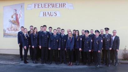 Bild: rpp
Im Anschluss an die Jahreshauptversammlung stellte sich die neue Vorstandschaft vor dem Feuerwehrhaus mit dem Bild des Hl. Florian zu einem Erinnerungsbild auf. Rechts im Bild Bürgermeister Werner Nickl.