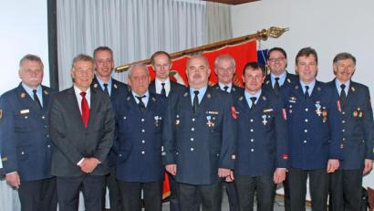 Bild: wee
Die Jahreshauptversammlung bot den passenden Rahmen um verdiente Feuerwehrmitglieder für 25 und 40 Jahre aktiven Dienst zu ehren. Stellvertretender Landrat, Joachim Hanisch, überreichte das Ehrenkreuz in Silber bzw. das Ehrenkreuz in Gold an die Jubilare. Unser Bild zeigt von links Kreisbrandmeister Robert Heinfling, den stellvertretenden Landrat Joachim Hanisch, Kreisbrandmeister Dieter Schweiger, Karl-Heinz Kraus, Bürgermeister Konrad Kiener, Norbert Schmauß, Erhard Schwarz, Werner Fischer, ersten Kommandanten Manuel Kraus, Hans Ebenburger und Kreisbrandinspektor Hans Gietl.