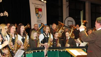 Bild: frd
In viele musikalische Welten entführten die Musiker der Stadtkapelle um Dirigent Tobias Zeitler (rechts) bei ihrem Neujahrskonzert. In der ausverkauften Mehrzweckhalle bekam das Publikum Blasmusik auf hohem Niveau zu hören.