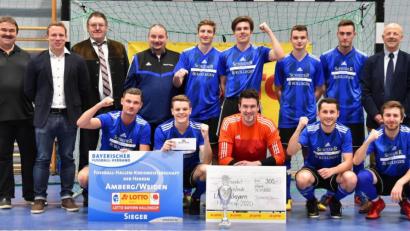 Bild: A. Schwarzmeier
Die SpVgg SV Weiden wurde ihrer Favoritenrolle gerecht und fährt als Futsal-Kreismeister zu den Bezirkstitelkämpfen am kommenden Samstag nach Wackersdorf. Qualifiziert sind auch die SG Etzenricht II/Luhe-Wildenau II und die SpVgg Windischeschenbach.