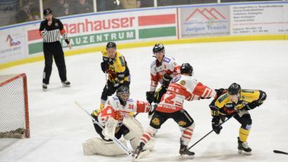 Bild: Andreas Brückmann
Ein ums andere Mal bissen sich die Löwen (im Bild links Felix Köbele und rechts Bernhard Keil) die Zähne an der starken Abwehr des ESV Buchloe um Torhüter Johannes Wiedemann aus.