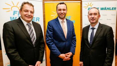 Bild: Hösamer
Ferdi Eraslan (Mitte) ist Oberbürgermeisterkandidat der Freien Wähler Schwandorf. Wirtschaftsminister Hubert Aiwanger (rechts) und FW-Kreisvorsitzender Dieter Jäger (links) gratulierten ihm zur Nominierung.