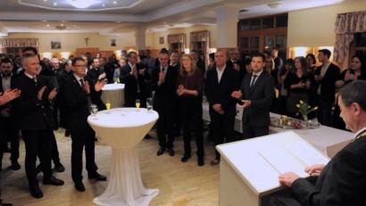 Bild: gf
Vertreter von Vereinen, Organisationen und Firmen waren zum Neujahresempfang der Gemeinde Gebenbach geladen, applaudierten mehrfach den Ausführungen von Bürgermeister Peter Dotzler (rechts) und nutzten den Abend auch zum gegenseitigen Austausch.