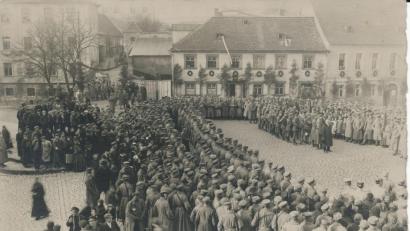 Bild: Stadtarchiv
Das Bild zeigt den Empfang der am 2. Dezember 1918 zur „Abwicklung“ eingetroffenen Truppe (I. Bataillon/6. Landwehr-Infanterie-Regiment) durch Bürgermeister Karl Julius Troeger auf dem Luitpoldplatz.