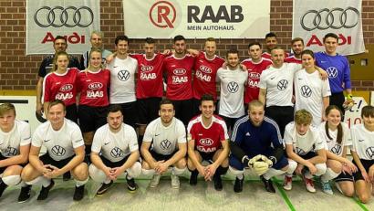 Bild: lst
„Autohaus Raab & Fortuna Weiden“ (rote Trikots) sichert sich beim Firmen- und Behörden-Hallenturnier um den Audi Service-Hallencup den ersten Platz durch ein 5:4 im Finale gegen das Trainerteam des FC Weiden-Ost (weiße Trikots).