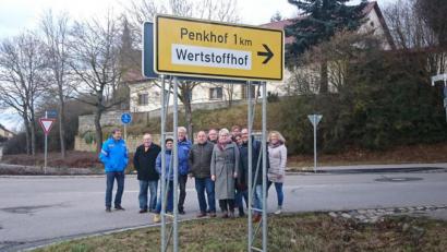 Bild: Karin Lay
Die SPD-Vertreter an dem aus ihrer Sicht neuralgischen Punkt.