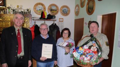 Bild: soj
Von links Hubert Putzer, das neue Ehrenmitglied Manfred Würstl, Ehefrau Annemarie und Vorsitzenden Gerhard Plannerer.