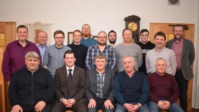 Bild: bnr
16 Kandidaten der "Freien Wählergruppe Trausnitz" bewerben sich um einen Sitz im Gemeinderat. Unangefochten wurde Bürgermeister Martin Schwandner (Sitzend Zweiter von links) erneut für dieses Amt nominiert.