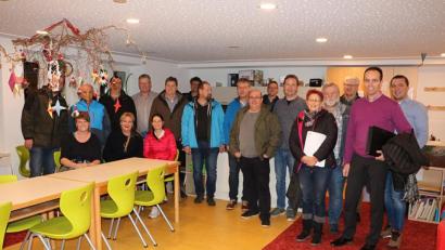 Bild: gru
Die Gäste mit dem Gemeinderat und Bürgermeister Hans-Jürgen Strehl im Schulbereich.