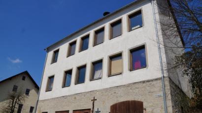 Bild: weu
Die Kostenvereinbarung für die Sanierung der Alten Schule im Rahmen der Förderinitiative „Innen statt Außen“ zwischen der Teilnehmergesellschaft und der Gemeinde Thanstein ist genehmigt.