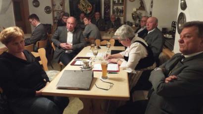 Bild: e
Schwierige Debatten über die Zukunft des Vereins: Norbert Franzel (rechts), Schatzmeisterin Michaela Zajac (links), Schriftführerin Irmgard Sollfrank (Zweite von rechts) und Bürgermeister Roland Strehl (Dritter von links).