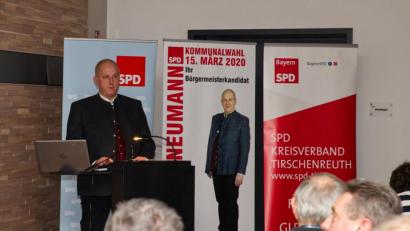 Bild: man
Der doppelte Jochen Neumann: Der eine lächelt locker vom Wahlplakat herunter, der andere trägt mit ernster Mine das Wahlprogramm vor, das er zusammen mit der SPD Erbendorf/Wildenreuth entwickelt hat.