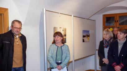 Bild: sus
Amnesty Vorsitzende Barbara Beck (Zweite von links) eröffnete die Fotoausstellung "Alle Menschen" im Pfreimder Museum.
