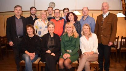 Bild: bnr
Mit einer Liste, deren Frauenanteil 50 Prozent beträgt, wirbt die ÖDP um die Stimmen der Wähler. Zur Nominierung gratulierten Kreisvorsitzender Alfred Damm (links) und sein Stellvertreter Arnold Kimmerl (rechts).