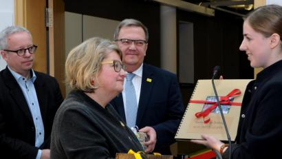 Bild: Stephan Huber
Zum Abschied ein Album als Geschenk der Mitarbeiter: Die neue Stadtmuseums-Chefin Julia Riß (rechts) überreicht es ihrer Vorgängerin Judith von Rauchbauer, die zum 31. Dezember in den Ruhestand gegangen ist. Auch Kulturreferent Fabian Kern (links) und Bürgermeister Martin Preuß dankten Judith von Rauchbauer für 33 engagierte Jahre in Amberg.