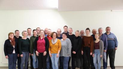 Bild: ffl
Der Vorstand der Ehenbachtaler Schützen Holzhammer (von links) OSB-Vizepräsidentin Herta Zeiler, Florian Friedl, Susanne Ulrich, 2. Bürgermeister Uwe Bergmann, Susanna Friedl, Fabian Rom, Sandra Ulrich, Thomas Prüll, Hans-Jürgen Ulrich, Michaela Prüll, Hermann Uschald, Manuela Friedl, Johannes Plößl, Markus Ulrich, Viktoria Kraus, Peter Friedl, Christina Müller, Manfred Siegert, Celina Dolge, Werner Schlosser und Manfred Kick.