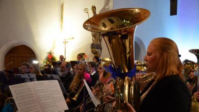 Bild: amü
Anna Frank aus dem Posaunenchor Kirchendemenreuth/Parkstein spielt beim Konzert Tuba. Zusammen mit ihren Bläserkollegen aus den Posaunenchören Floß, Forchheim (Sachsen), Kaltenbrunn, Kohlberg, Krummennaab, Neustadt am Kulm, Neunkirchen, Plößberg, Thansüß, Vohenstrauß, Wildenreuth und Wirbenz/Kemnath/Immenreuth hatte sie fünf Tage auf der mittelfränkischen Burg Wernfels zur Vorbereitung auf das Konzert des Bezirksposaunenchors verbracht.